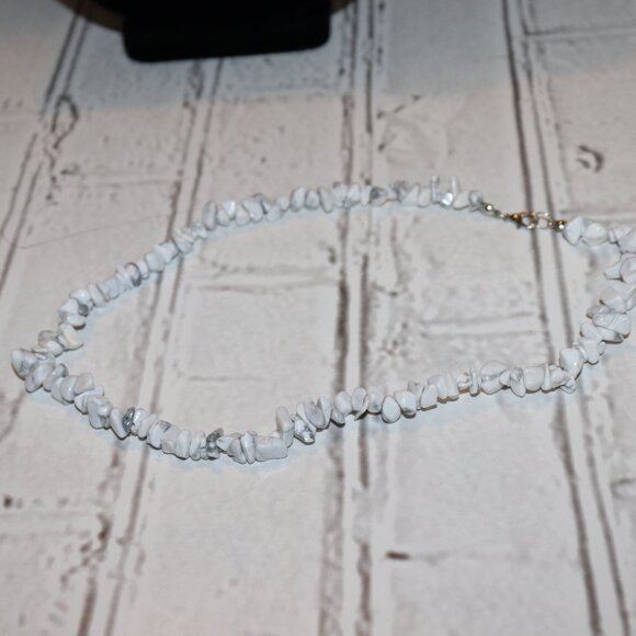 Beautiful natural stone white howlite necklace Nwot 17" - Picture 3 of 6